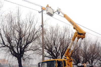 在10千伏工業(yè)線7號桿處實(shí)施帶電作業(yè)修復(fù)破損導(dǎo)線