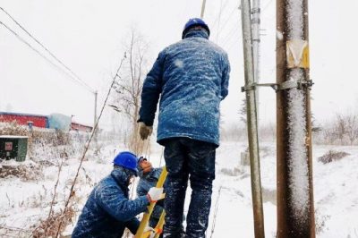 對(duì)莒縣宋家橋線線路進(jìn)行冒雪搶修