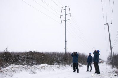 國(guó)網(wǎng)昌邑市供電公司輸電運(yùn)檢班工作人員迎戰(zhàn)風(fēng)雪