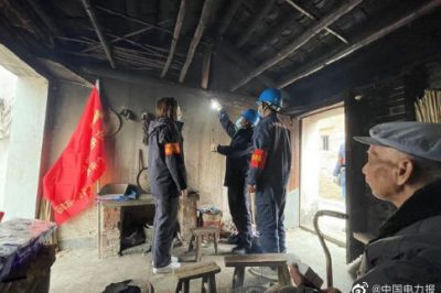 為五保戶送去御寒日用品，并對室內(nèi)的線路進(jìn)行安全檢查