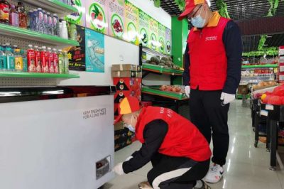 在轄區(qū)超市、門店進行安全用電檢查