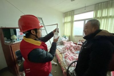 為山區(qū)孤寡老人、低保戶檢查家中用電線路，并現(xiàn)場(chǎng)講解安全用電知識(shí)
