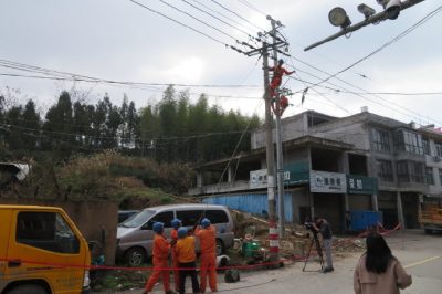 開展10千伏墩頭線電力聯(lián)絡(luò)線的立桿、放線和智能開關(guān)搭接施工
