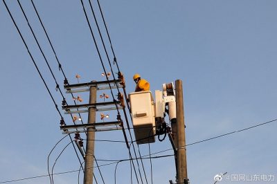 在10千伏前宋線42號桿帶電接引流導(dǎo)線