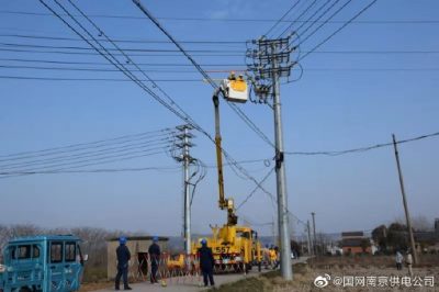 開展雄州變，龍池變，程橋變和長城變開展帶電安裝護(hù)套工作