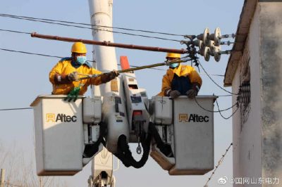 帶電斷接十二廟臺(tái)區(qū)的引流線，更換老化的跌落開關(guān)