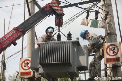 盛艾聯(lián)線三官?gòu)R3號(hào)臺(tái)區(qū)變壓器進(jìn)行增容改造