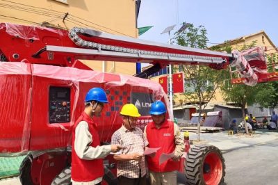 老舊小區(qū)改造現(xiàn)場 面對面宣傳電力設施保護知識