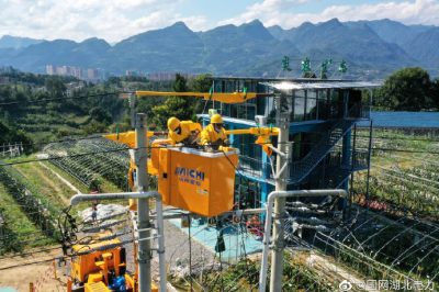 鷂子坪8組變臺增容的變壓器進(jìn)行帶電搭火作業(yè)