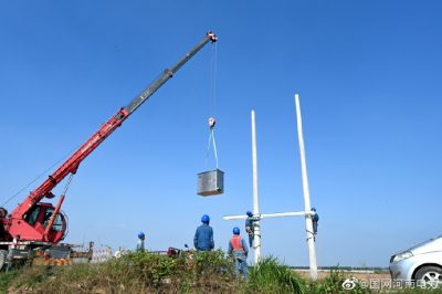 洪水中被淹損壞的農(nóng)排電力設施進行復建