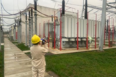 500千伏變電運檢中心車坊變運維人員對站內設備進行巡視